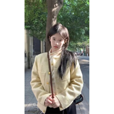 批发小香风轻奢短款开衫<b class='q'>外套</b><b class='q'>女装</b>秋冬高级感正肩单排扣休闲黄色上衣