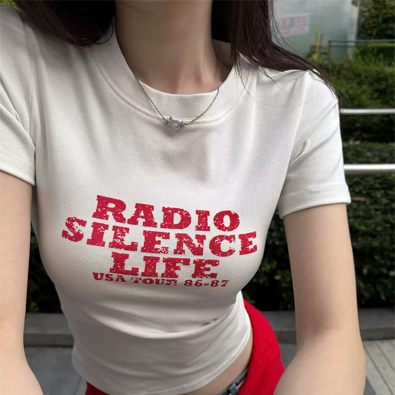 디자인 센스 작은 대중 긍정적 인 어깨 반팔 티셔츠 여성 여름 새로운 몸매 가꾸기 슬림해 보이는 라운드 넥 알파벳 프린트 다용도 맨위