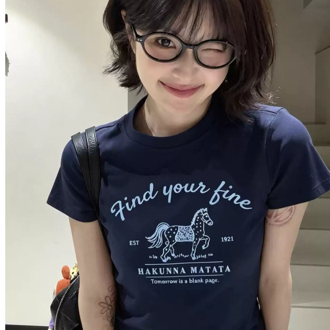 한 부서 달콤함 작은 말 알파벳 프린트 반팔 티셔츠 여성 여름 새로운 몸매 가꾸기 긍정적 인 어깨 디자인 센스 작은 대중 맨위