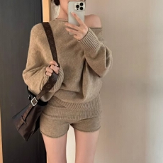 批发设计感一字领露肩针织衫套装女早秋高腰直筒裤短裤纯欲辣妹两件套