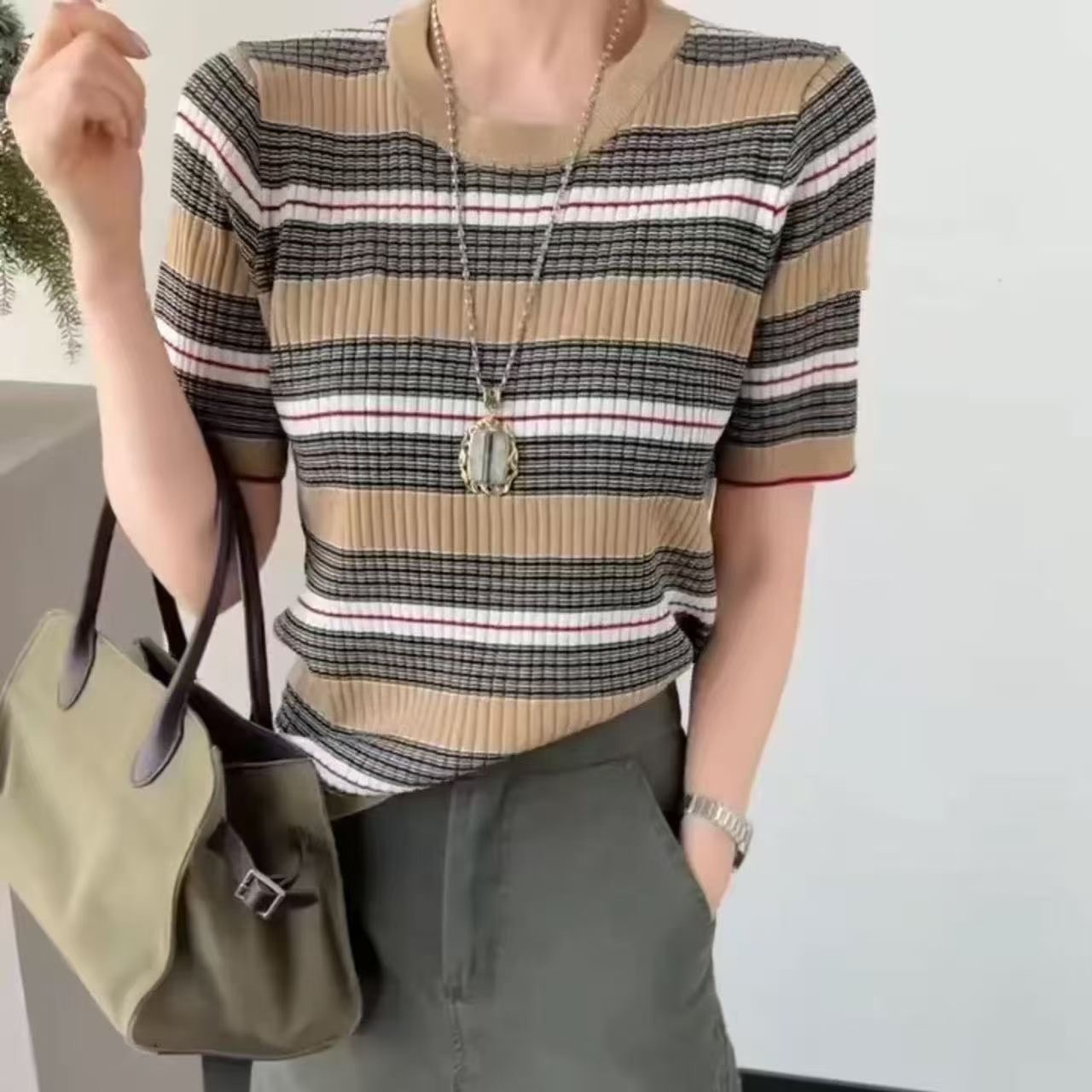 프랑스식 슈퍼 아름다운 주간 실크 아마 카키 색 패치워크 색상 스트라이프 라운드 넥 니트 맨위 얇은 스타일 티셔츠 반팔 여성 의류