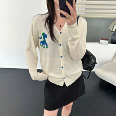 批发设计感V领针织开衫女秋<b class='q'>冬</b>宽松显瘦卡通动物提花减龄短款毛衣外套