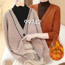 批发妈妈冬装2026新款加绒加厚毛衣<b class='q'>中老年女装</b>半高领假两件针织打底衫