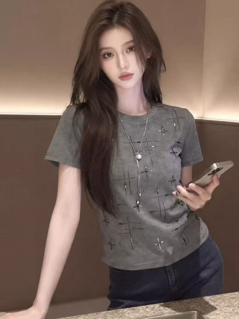 고급 센스 홀치기 염색 핫픽스 반팔 티셔츠 여성 2026 년 여름 새로운 패션 한국 스타일 긍정적 인 어깨 의류 트렌디