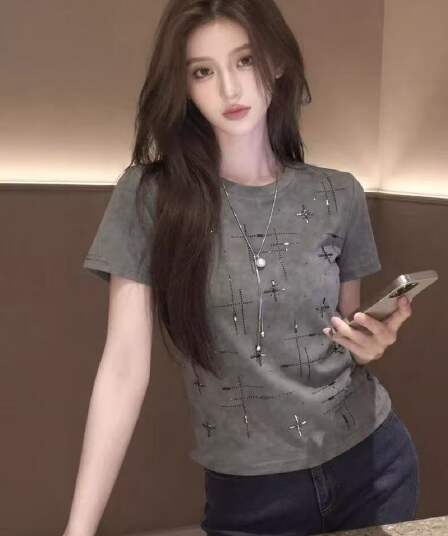 고급 센스 홀치기 염색 핫픽스 반팔 티셔츠 여성 2026 년 여름 새로운 패션 한국 스타일 긍정적 인 어깨 의류 트렌디
