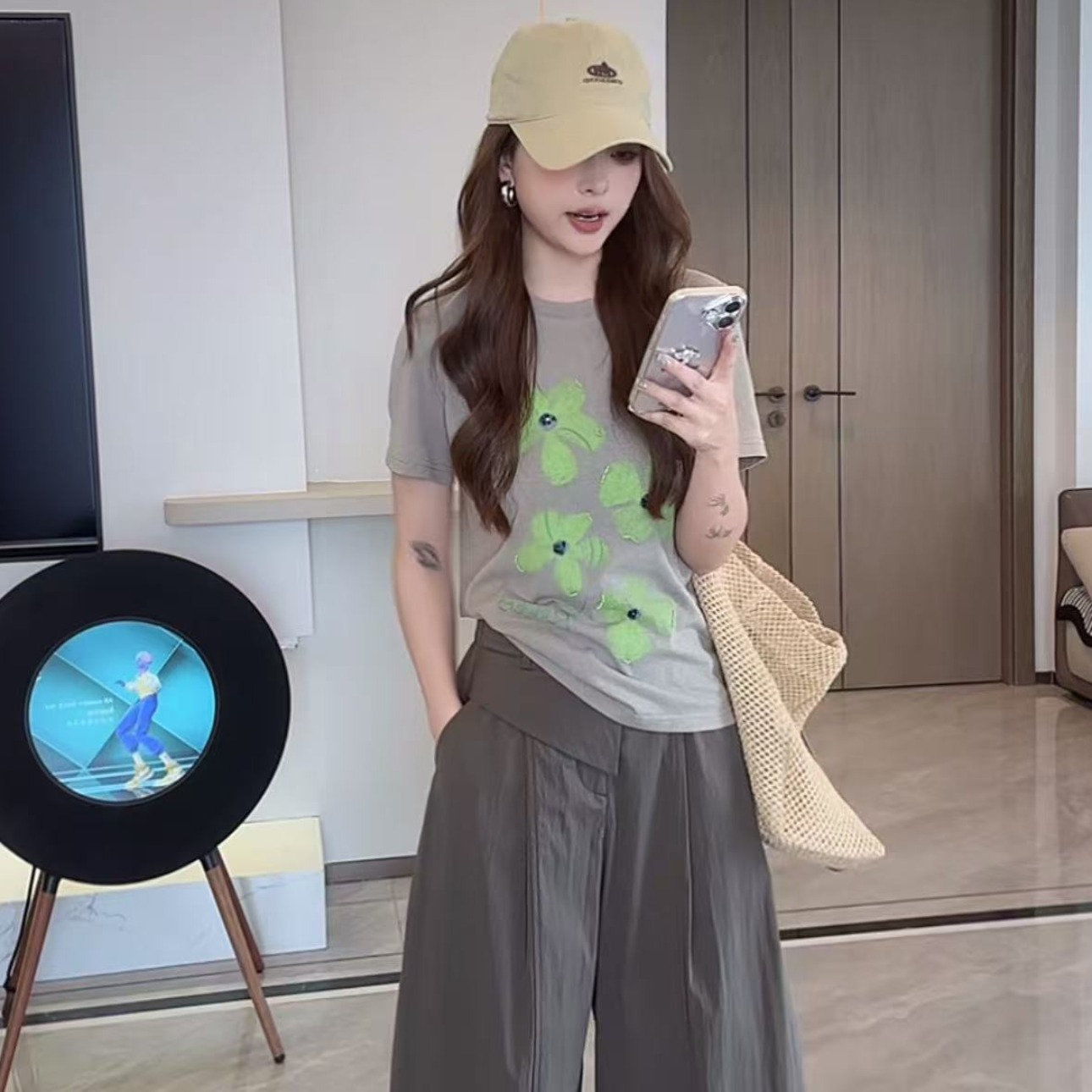 여름 2026 새로운 패션 루즈핏 캐주얼 느긋한 여자 라운드 넥 알파벳 꽃 티셔츠