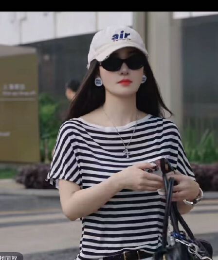 연령 감소 스트라이프 2026 여름 스트라이프 측면 비틀림 티셔츠 반팔 얇은 스타일 맨위