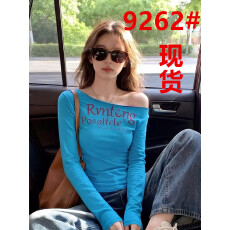 批发蓝色斜肩独特漂亮出片字母印花小衫女<b class='q'>夏</b>季新款长袖露肩T恤上衣服