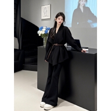 批发巨好看的早秋一整套不规则黑色翻领外套上衣高腰显瘦微喇裤套<b class='q'>装</b><b class='q'>女</b>