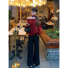 批发冬季红色新年穿搭一字肩针织上衣<b class='q'>牛仔</b>裤女秋冬设计感挂脖露肩<b class='q'>套装</b>