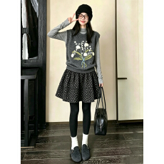 批发韩系学院风吊带毛衣背心叠穿<b class='q'>长袖</b><b class='q'>打底衫</b>女2026新款碎花短裙三件套
