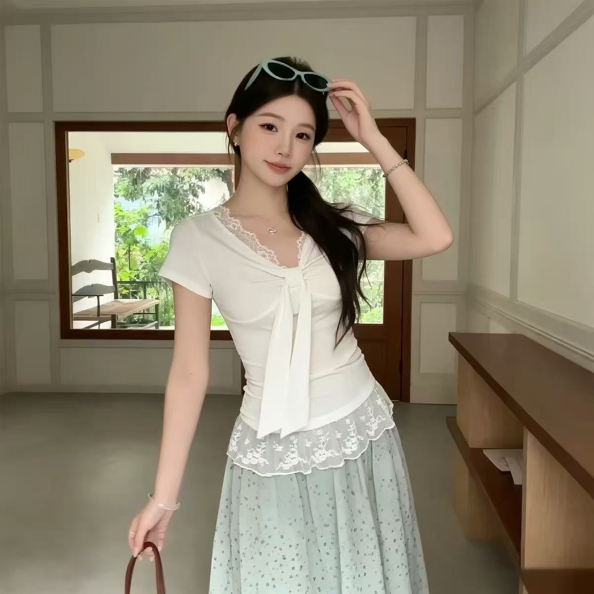 프랑스식 달콤한 스타일 V넥 나비 매듭 반팔 티셔츠 여성 여름 새로운 레이스 레이스 허리 수축 슬림해 보이는 다용도 맨위