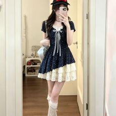 批发夏日绝美小<b class='q'>连衣裙</b>女2026新款海边度假蕾丝拼接<b class='q'>假两件</b>蛋糕碎花裙子