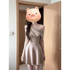 批发韩系穿搭卡其色斜领露肩连衣裙女夏季新款高级感别致<b class='q'>时尚</b>收腰短裙