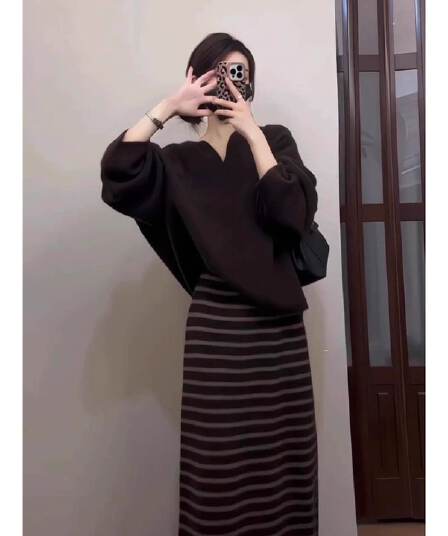 가을 겨울 새로운 그는 벤 바람 고급 레트로 단색 디자인 루즈핏 맨위 다용도 배색 반신 스커트 두 조각 여성 세트