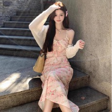 批发法式浅粉色吊带碎花连衣裙<b class='q'>女</b><b class='q'>新款</b>渡假风气质长<b class='q'>裙</b>