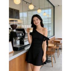 批发小黑裙子短袖女连衣裙夏洋气超仙蝴蝶结绑带斜领露肩短裙<b class='q'>显瘦</b>修身