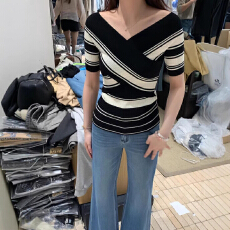 批发夏季新款条纹针织衫短袖女修身显瘦高级感独特漂亮减龄一字肩上衣