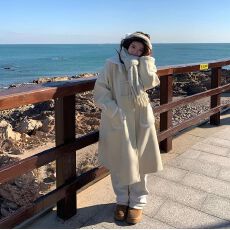 批发新款加绒加厚奶黄色呢子大衣女秋冬季羊羔绒多巴胺毛呢牛角扣外套