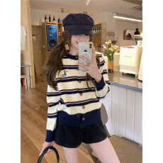 批发韩系撞色条纹<b class='q'>圆领</b><b class='q'>针织</b><b class='q'>开衫</b>女秋冬穿搭毛衣短外套小狗<b class='q'>圆领</b>百搭上衣