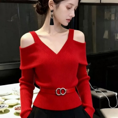 红色露肩针织上衣女秋高端独特漂亮气质减龄设计感超好看收腰毛衣