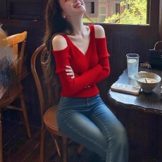 批发女装秋冬新款韩系氛围感穿搭毛衣松弛感红色露肩针织衫女