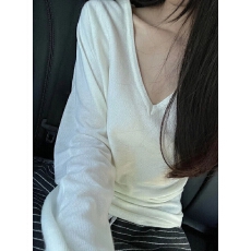 批发韩系白色v领长袖<b class='q'>t</b><b class='q'>恤</b>女秋装新款宽松慵懒风chic辣妹针织衫内搭上衣