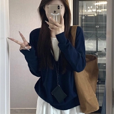 批发藏蓝V领假两件<b class='q'>长袖</b>针织衫女2025春秋宽松慵懒软糯内搭<b class='q'>打底衫</b>上衣