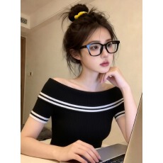 批发绝美miu系条纹<b class='q'>一字领</b>短袖针织衫女2026夏季新款露肩设计款上衣服