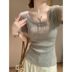 批发韩系灰色方领坑条纹<b class='q'>针织衫</b>短袖女夏季2026新款修身纽扣miu系上衣