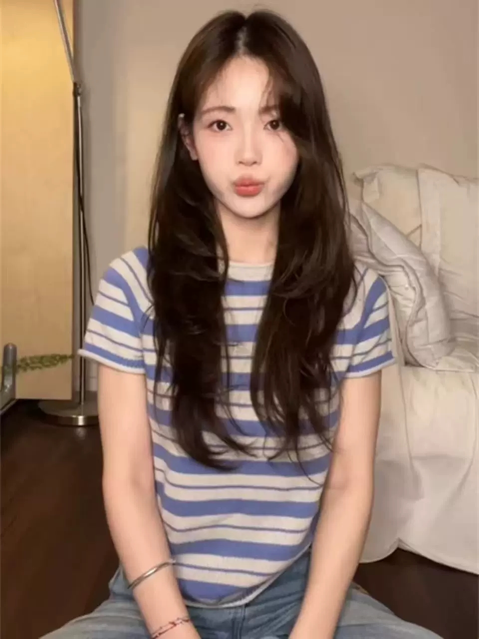 아메리칸 긍정적 인 어깨 파란색 스트라이프 반팔 티셔츠 여성 2026 여름 새로운 디자인 센스 작은 대중 몸매 가꾸기 쇼트 스타일 맨위