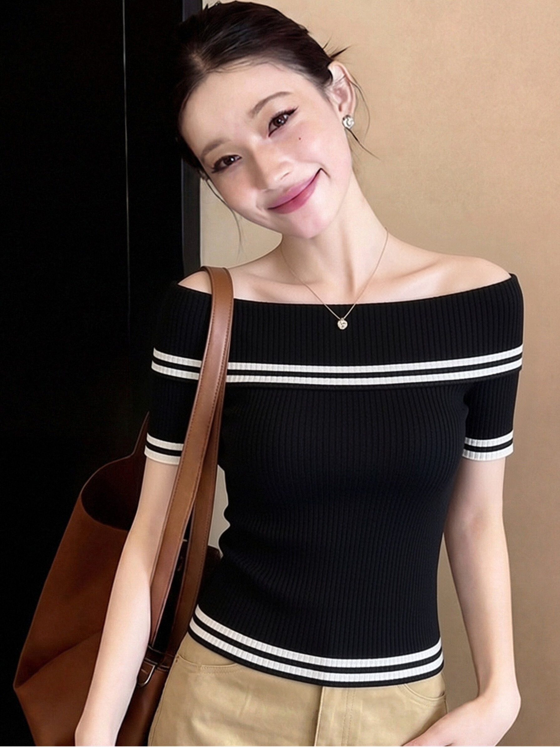 패션 검정색 오프숄더 반팔 티셔츠 여성 여름 새로운 작은 대중 디자인 센스 다용도 슬림해 보이는 연령 감소 풀오버 셔츠