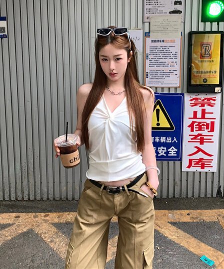 핫걸 바람 행침 목 V넥 매듭 캐미솔 여름 2025 새로운 작은 대중 단색 몸매 가꾸기 민소매 맨위 여성