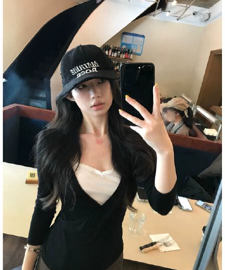 서울 이른 가을 검정색 V넥 페이크 레이어드 주간 실크 티셔츠 여성 가을 슬림해 보이는 인사이드 가져 가라. 만나는 맨위