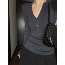 批发高级老钱风白色V领打底衫女<b class='q'>春</b>秋修身设计感低领羊毛内搭上衣毛衣