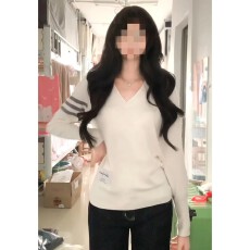批发老钱风松弛感v领三条杠<b class='q'>薄款</b>毛衣女秋季宽松百搭学院风长袖<b class='q'>针织衫</b>