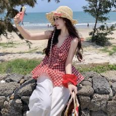 批发度假风韩系红色格子V领背心女夏季新款减龄<b class='q'>百搭</b>收腰显瘦无袖上衣