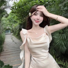 批发法式仙气飘带度假礼服裙缎面<b class='q'>雪纺</b>吊带<b class='q'>连衣裙</b>一字肩收腰显瘦抹胸裙