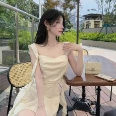 批发高级感缎面荷叶飘带露背吊带连衣裙女夏季法式纯欲设计感短款裙子