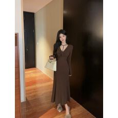 批发温柔纯欲风设计感褶皱包臀长裙女新款气质性感显瘦百搭长袖<b class='q'>连衣裙</b>