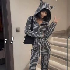 批发休闲<b class='q'>运动</b>条纹时尚套装女春秋搭配一整套耳朵连帽上衣微喇裤两件套