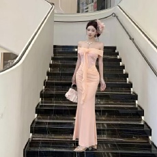 批发法式名媛性感一字肩蕾丝收腰网纱鱼尾<b class='q'>连衣裙</b>立体花朵飘带抹胸礼服