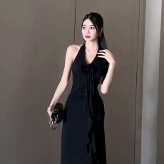 法式优雅红色挂脖吊带连衣裙女夏季新款辣妹性感露背气质收腰长裙