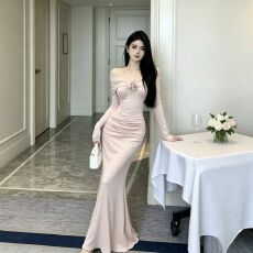 批发女神范连衣裙女2026新款秋冬名媛气质一字领露肩长袖收腰性感长裙