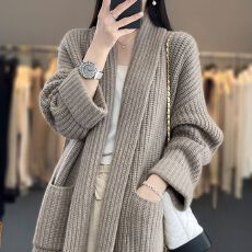 批发秋季重磅<b class='q'>中长款</b>V领百搭毛衣开衫女带兜宽松外套<b class='q'>针织衫</b>外搭女