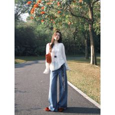 批发白色绣花<b class='q'>针织衫</b>女新款2026年春季气质时尚上衣