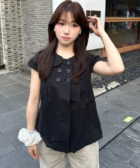 일본식 검정색 베이비 칼라 반팔 셔츠 여성 레저 쇼트 스타일 슬림해 보이는 이중 버튼 작은 셔츠 맨위