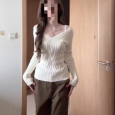 批发白色V领露肩长袖针织衫女秋冬<b class='q'>修身</b>显瘦毛衣气质纯欲短款内搭上衣