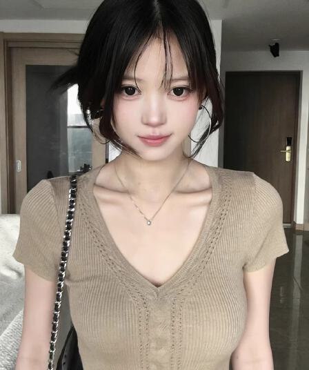 한 부서 V넥 니트 반팔 티셔츠 여성 여름 디자인 센스 Chic 몸매 가꾸기 슬림해 보이는 순수한 욕망 바람 핫걸 외출용 맨위