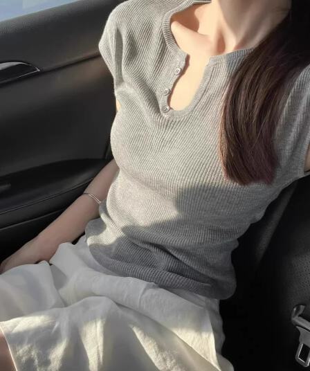 느긋한 슬림해 보이는 품격 u 칼라 작은 날다 소매 회색 티셔츠 여성 여름 쇼트 스타일 몸매 가꾸기 다용도 디자인 센스 니트 맨위